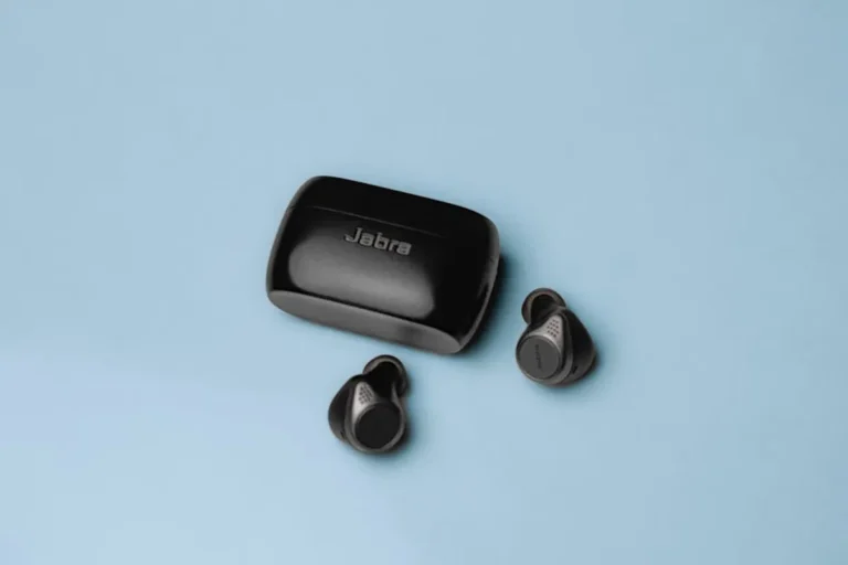 Headphones vs Earbuds: Which Is Better?